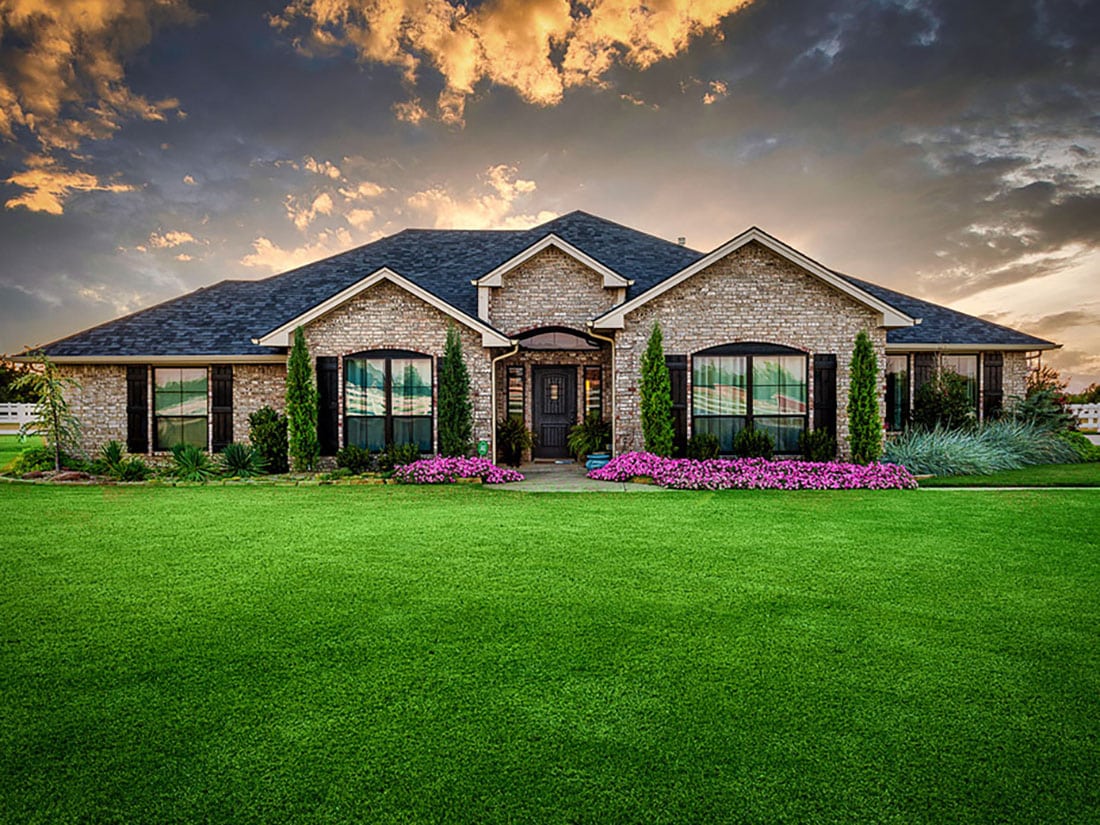 The front of a home OKCHomeSellers at McGraw Realtors sold in Edmond OK that shows great curb appeal.
